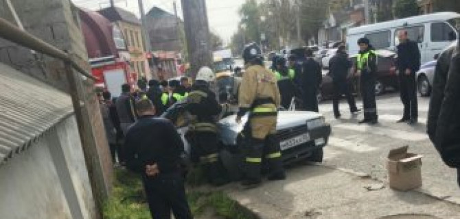 В Махачкале автомобиль вылетел на тротуар: погибли два человека