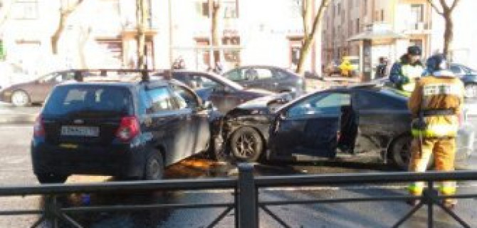 В Петербурге в ДТП на проспекте Стачек пострадали два человека