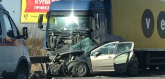 В ДТП с грузовиком на Колпинском шоссе погибли три женщины