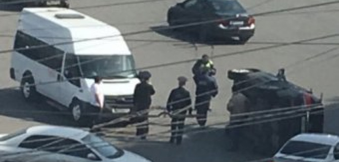 В центре Омска после ДТП опрокинулась иномарка