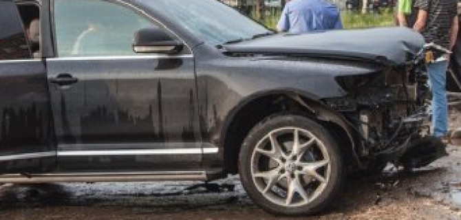 Под Ростовом при резком повороте машины выпала пассажирка – женщина погибла