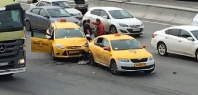 На МКАД в ДТП с такси пострадали люди
