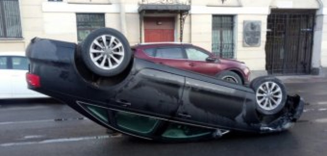 В центре Петербурга автомобиль Audi опрокинулся на крышу