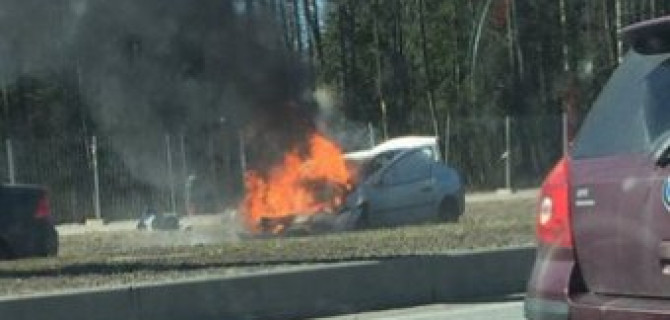 В Петербурге иномарка врезалась в «Газель» и загорелась: водитель погиб