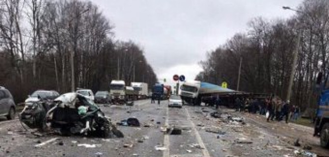 Легковушка разлетелась на мелкие части после столкновения с фурой во Владимирской области