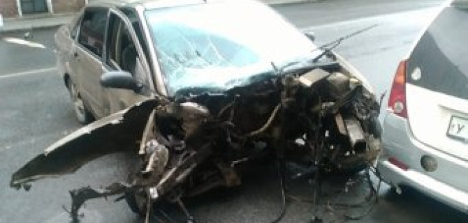 В Петербурге водитель, уходя от погони, врезался в угол дома