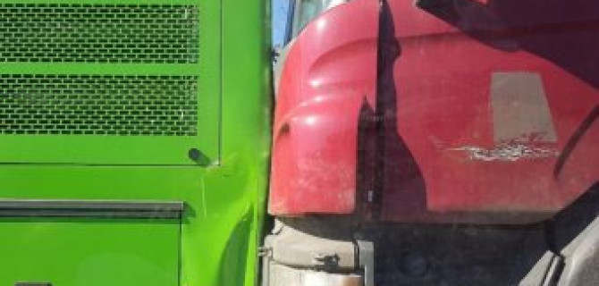 Фура врезалась в пассажирский автобус под Петербургом