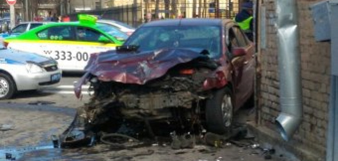 В Петербурге после ДТП машины вылетели на тротуар и ранили пешеходов