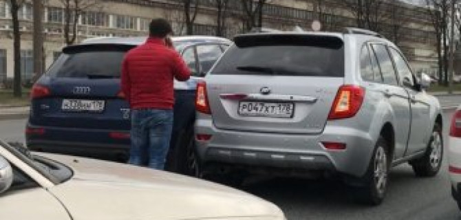 Две аварийные машины закрыли сразу две полосы движения на Октябрьской набережной