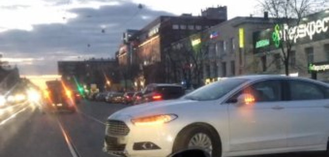 Досадное вечернее ДТП на проспекте Энгельса в Петербурге - столкновение Kia Soul и Ford Mondeo 