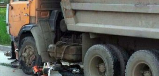 В Таганроге в ДТП с КамАЗом погиб мотоциклист
