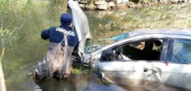 Под Орлом погиб водитель упавшей в реку иномарки