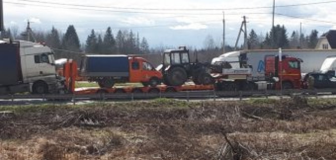 На М-10 легковушку раздавило фурами: погибли мужчина и маленький ребенок