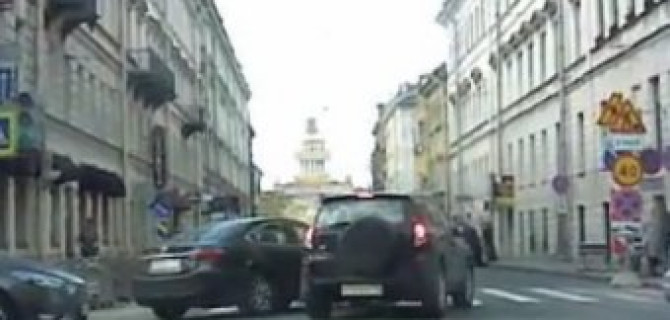 В Петербурге девушка на Mazda 6 рванула на красный сигнал в поток машин и врезалась в Toyota RAV-4