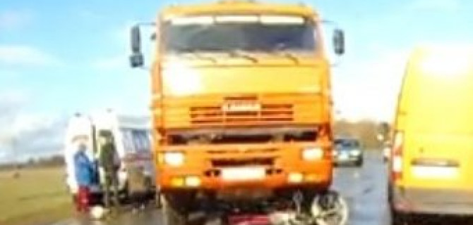 Водитель мопеда погиб в ДТП с КамАЗом в Удмуртии