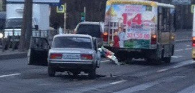 Водитель «Жигулей» попал в реанимацию после ДТП в Петербурге