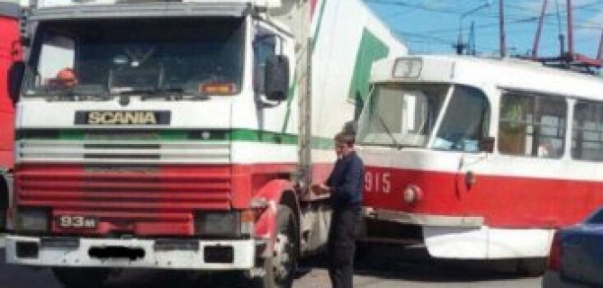 В Самаре грузовик снес трамвай с рельсов