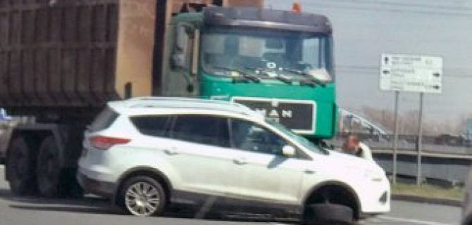 У Ford Kuga в ДТП на набережной Обводного канала оторвало колесо