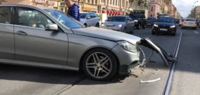 Таксист оторвал бампер у "Мерседеса" на Литейном проспекте в Петербурге