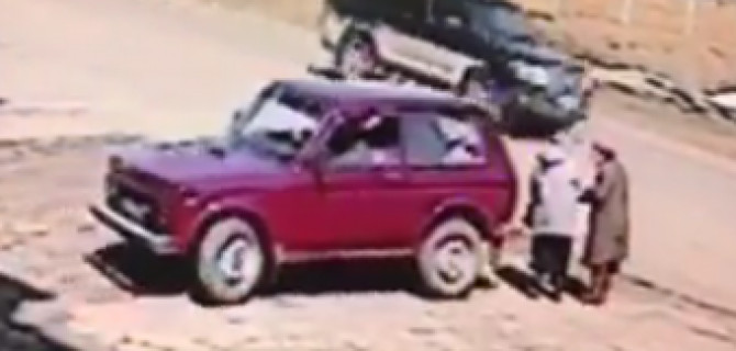 В Хабаровском крае водитель «Нивы» сбил двух женщин и медленно проехался по ним