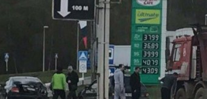 В Смоленске на проспекте Строителей произошло тройное ДТП