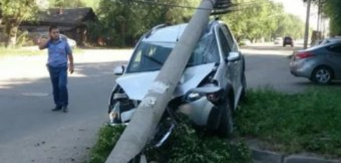 В ДТП в Балаковском районе девушку в машине раздавил столб