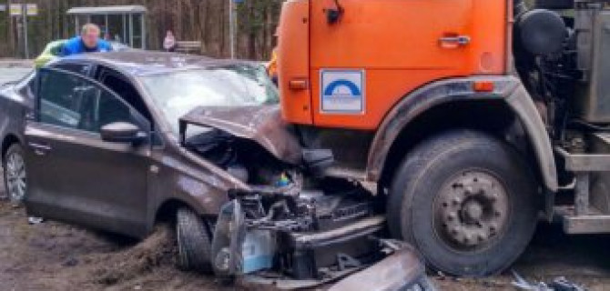 В Зеленогорске автоцистерна раздавила легковой автомобиль