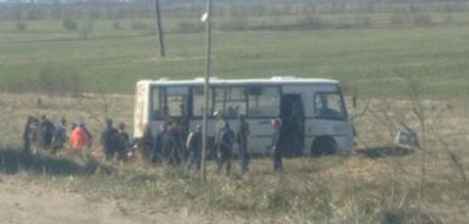 В Красном Бору автобус вылетел с трассы в поле