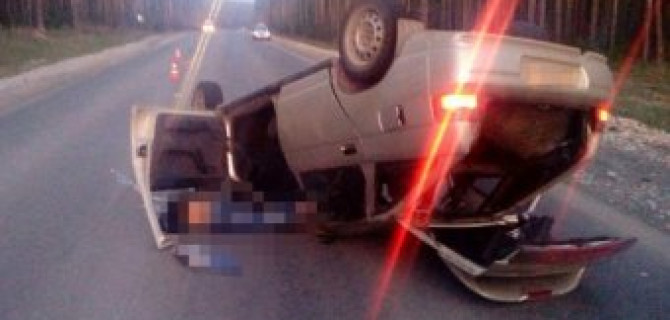 В Башкирии в опрокинувшейся машине погибла девушка