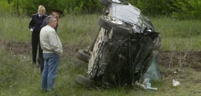 Под Вольском два человека погибли, вылетев из автомобиля