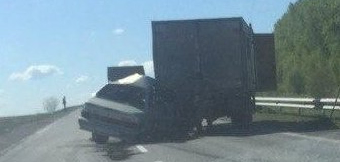 На трассе в Кузбассе ВАЗ врезался в грузовик: погиб человек