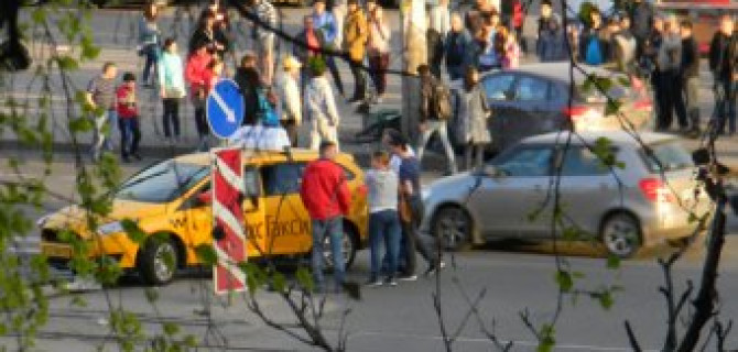 В Петербурге в ДТП с такси пострадали два человека