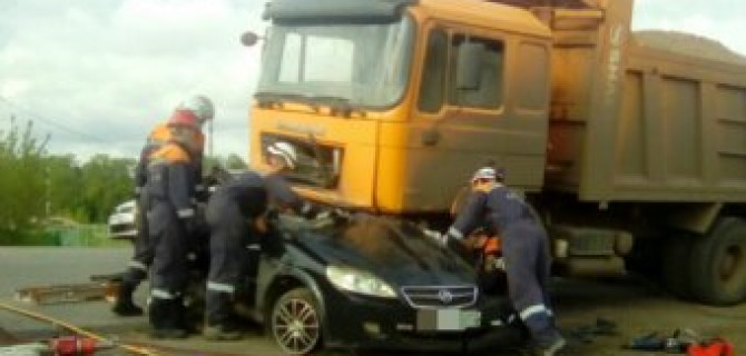 В Башкирии самосвал раздавил двух человек в легковушке