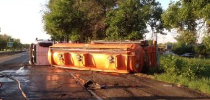 В Новокубанском районе в ДТП опрокинулся бензовоз