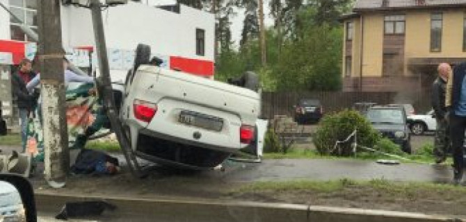 В ДТП на Приморском шоссе опрокинулась иномарка