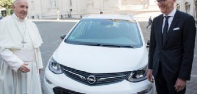 Папа Римский получил электрокар Opel