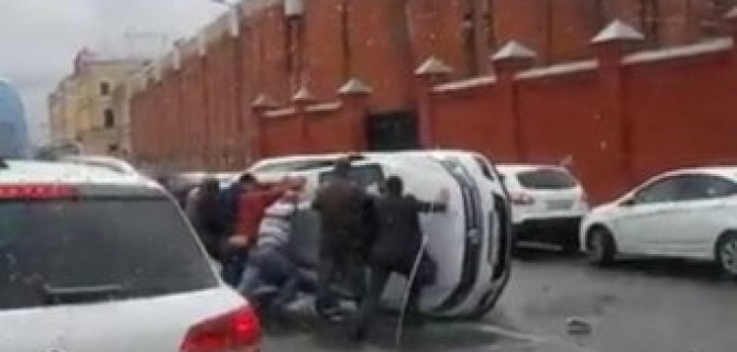 На Синопской набережной в Петербурге опрокинулся автомобиль: пострадала женщина