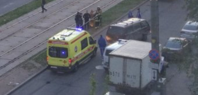 В Петербурге на Купчинской улице насмерть сбили женщину