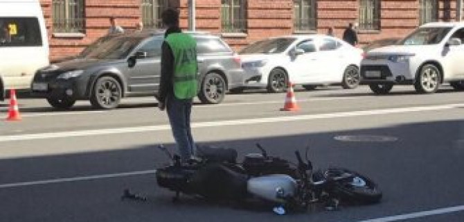 Мотоциклист пострадал в массовом ДТП в Петербурге