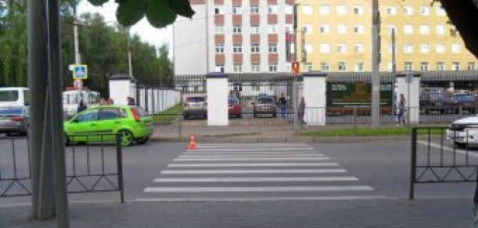 В Орле автомобиль сбил двух женщин на переходе