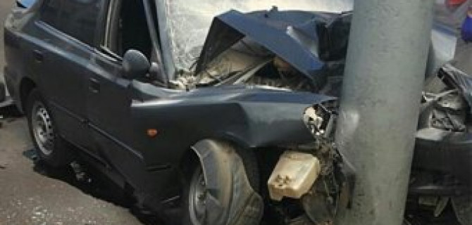 В Краснодаре машина врезалась в столб: погибли три человека