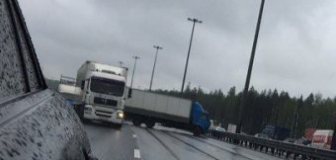 На КАД грузовик перекрыл три полосы