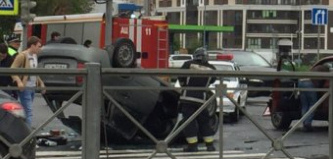 В Петербурге BMW опрокинул «Калину»
