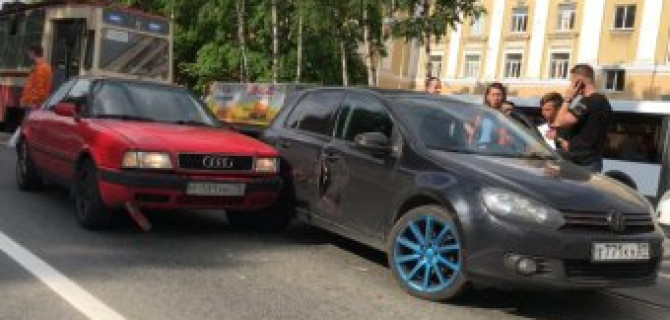 Два стритрэйсера попали в ДТП  на проспекте Энгельса (между Рашетова и Скобелевским) на трамвайных рельсах