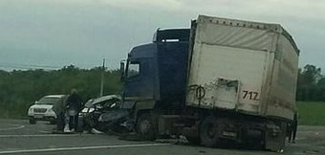 В ДТП с фурой под Самарой погибли два человека