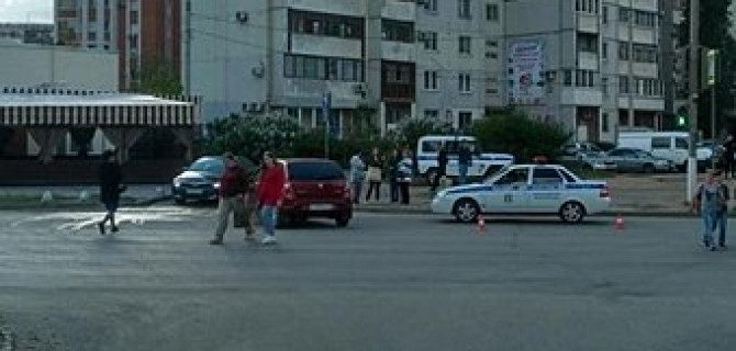 В Волгограде после ДТП автомобиль отбросило на пешехода