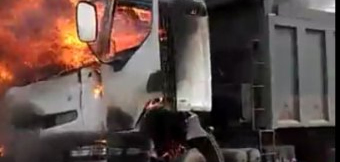 На юге Петербурга в ДТП с горящим самосвалом погиб человек