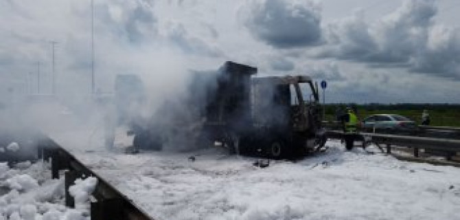 В Петербурге тушили столкнувшиеся «КамАЗ» и «Форд», есть погибшие