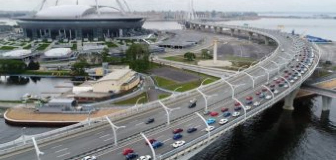 В Санкт-Петербурге в честь Дня России автомобилисты выстроились в колонну в виде российского флага