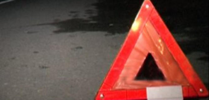 В Москве автомобиль врезался в остановку – погиб пешеход